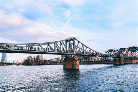 法兰克福铁桥，德国最浪漫的爱情桥，时常有情侣在此忘情亲吻