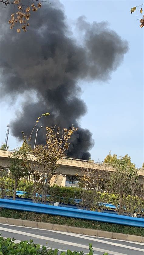 今晨郑州一处厂房着火，黑烟滚滚-独家-新闻-映象网