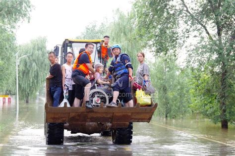 现场报道｜洪水侵袭河北涿州 救援队搜救民众