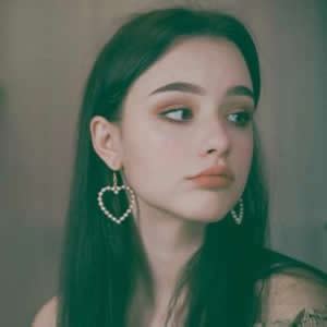 气质温柔国外女生头像