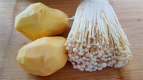 金针菇吃了有什么好处，金针菇的功效与作用及食用方式