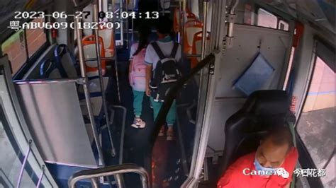 乘坐公交车的小女孩高清图片下载-正版图片502045145-摄图网