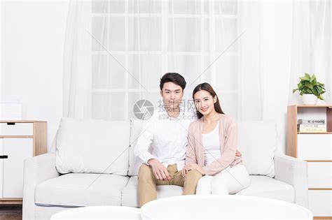 年轻夫妻在客厅沙发看电视高清图片下载-正版图片500816633-摄图网