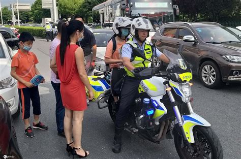 高考生遭遇路堵、跑错考场，警察来帮忙：上海出动6000余警力护考|界面新闻