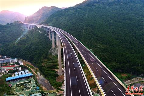 中国“第一条”国际高速公路，横跨3个国家，被誉为最美自驾路线