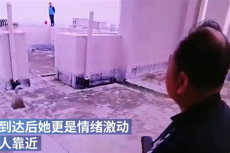 女子与丈夫吵架爬上33楼欲轻生 民警苦劝两小时救下_凤凰网视频_凤凰网