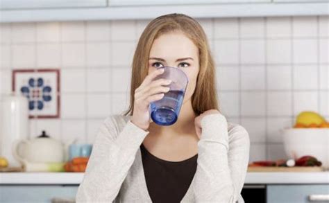 1. 每天至少喝2000ml的水，定时饮水，要慢慢喝，不要渴了就猛喝。