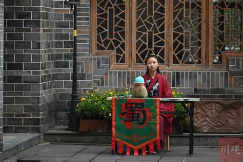 红色战衣非主流头像