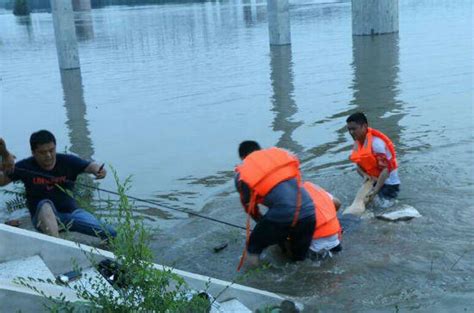 聊城男子落水随着水流向下漂，市民接力展开生死营救_凤凰资讯