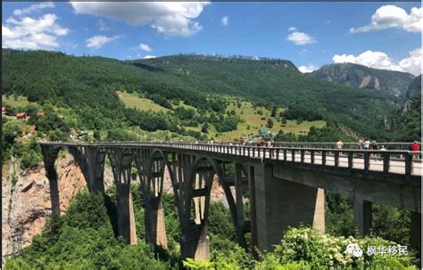 电影《桥》的拍摄地，欧洲最大最深的峡谷，架着超大的混凝土拱桥