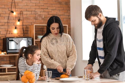 家庭,饮食人的快乐的母亲,父亲女儿家里吃早餐幸福的家庭家里吃早餐高清图片下载-正版图片300155929-摄图网