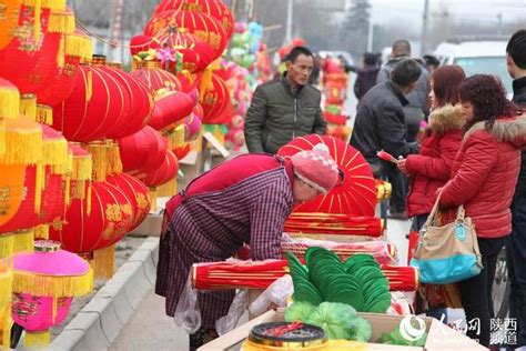 唐人街供应商卖灯笼和纪念品高清摄影大图-千库网