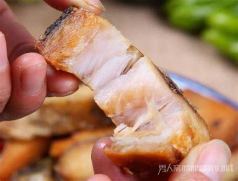 腌腊鱼时，加上调味品不能直接晾晒，多加一步，鱼肉又香又入味__财经头条