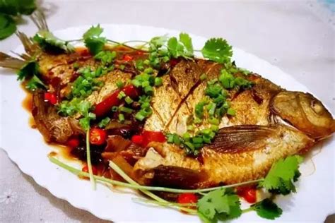 吃东北铁锅炖鱼，不用去餐馆，自己在家做，鲜香味美，好吃下饭_粉条_鲤鱼_做法