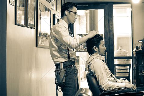 时髦的男理发师在酒馆里用吹发机高清图片下载-正版图片507369129-摄图网