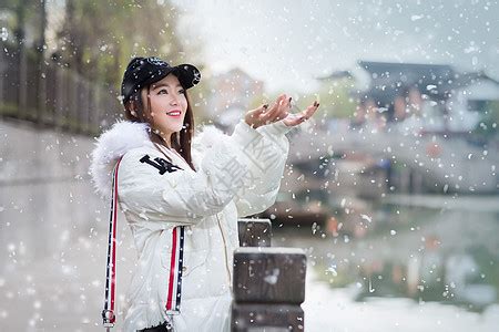 雪地里的女性写真高清图片下载-正版图片500711823-摄图网