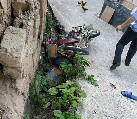 桂林一男子骑摩托车时发生意外，整车连人翻到了排水沟里，当场死亡！