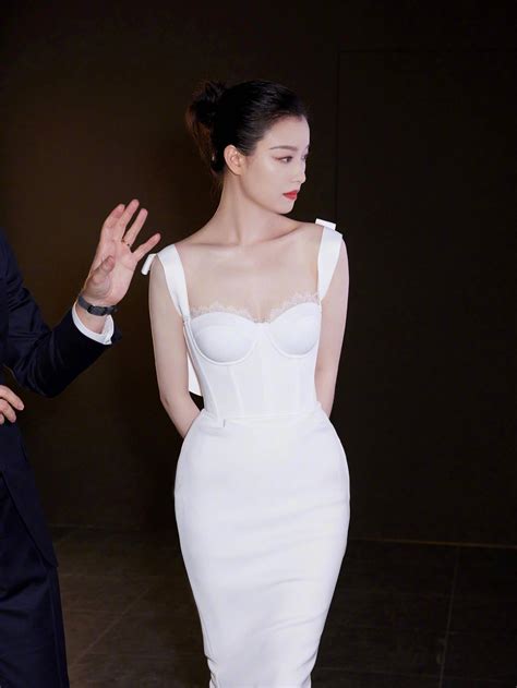 倪妮不愧是衣架子，一袭白色吊带裙诠释高级性感，身材管理太绝了_款式