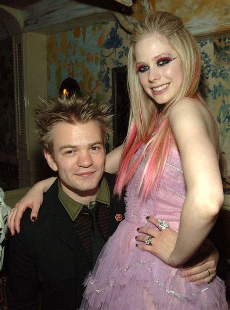 艾薇儿和谁结婚了啊（艾薇儿Avril Lavigne公布和摇滚男朋友Mod Sun订亲）_娱乐_天鹮网
