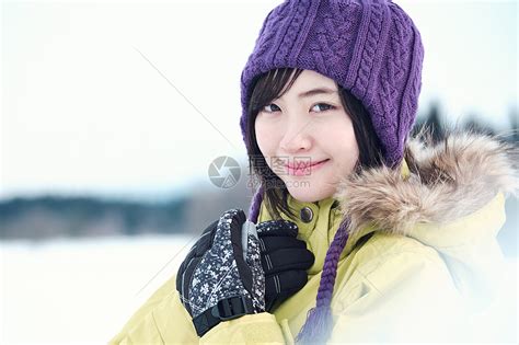 旅行二十多岁高中生滑雪胜地的女人高清图片下载-正版图片502226327-摄图网