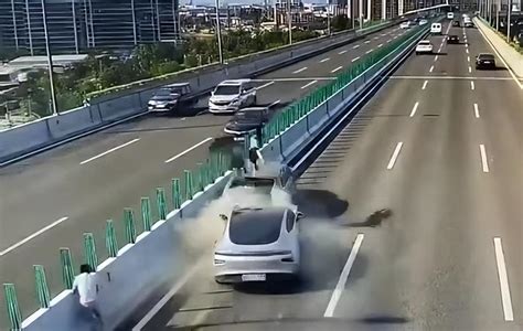 突发：上海中环一辆特斯拉被追尾，车尾撞扁无人伤亡｜聚闻-新浪汽车