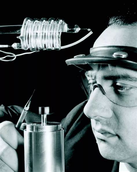 历史上的今天1月18日_1960年世界上第一台红宝石激光器研制成功。