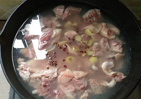 正宗清炖老鹅汤的家常做法 老鹅清洗后焯水2加开水姜片料