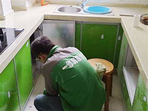 厨房防水有问题导致漏水，漏水漏到楼下怎么处理