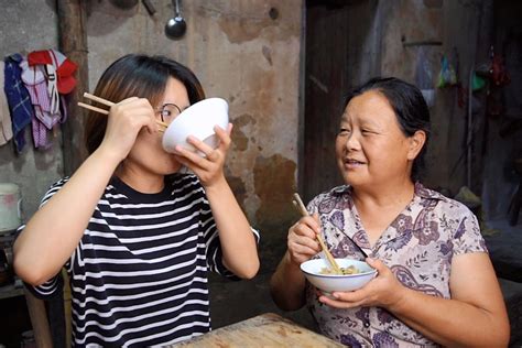 农村媳妇忙农活，回家摘一把豆角做午餐，端一盘子大口吃着真是香_凤凰网视频_凤凰网