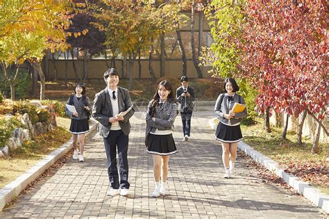 穿着校服上学的韩国初高中生高清图片下载-正版图片502237481-摄图网