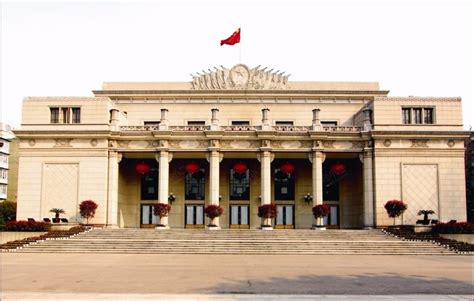 搜建筑网 -- 设计源自中国传统的红灯笼造型：武汉汉秀剧场