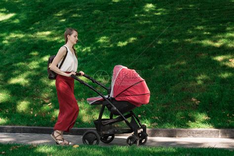 一位年轻的母亲带着一个小女儿在夏日公园里高清图片下载-正版图片506621667-摄图网