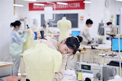 高端女装市场分析报告_2019-2025年中国高端女装市场前景研究与投资战略报告_中国产业研究报告网