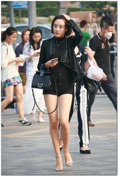 深圳街拍：美女身穿的短裙大秀身材，迷人的眼神也是靓点