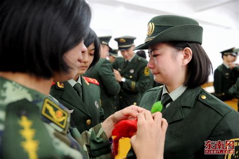 高清：告别警徽 退伍女兵现场飙泪--图说中国--人民网