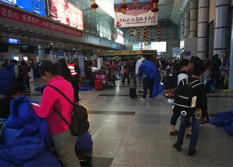 目前机场滞留旅客601名 已全部转移到候机厅休息_图文直播_14989_突发专题_长江网_cjn.cn
