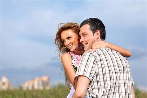在天空中拥抱情人太阳妻子快乐友谊喜悦女性成人场地自由高清图片下载-正版图片321315584-摄图网