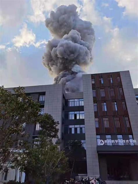 目击者称南航大实验室共有三次爆响，有学生救火时被明火吞没 - 海报新闻