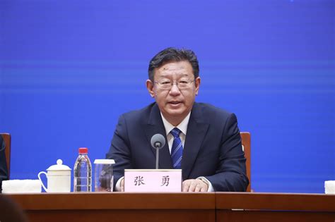 济南市长杨鲁豫接受组织调查 秘书司机一同被带走现场曝光|界面新闻 · 中国