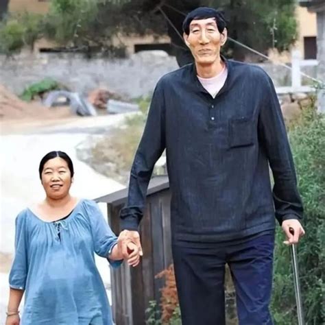 身高2米36的“巨人”鲍喜顺，56岁娶回28岁娇妻，婚后生活如何？ - 知乎