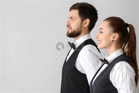灰色背景的男女服务员高清图片下载-正版图片504367439-摄图网