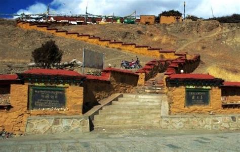 【携程攻略】西藏藏王墓景点,各陵墓封土高大，为土垒成的高台丘墓。藏王墓的数目现难确定，能看到…