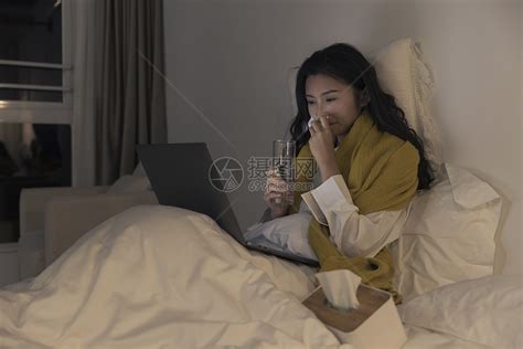 夜晚女性躺床上喝水吃药高清图片下载-正版图片501697919-摄图网