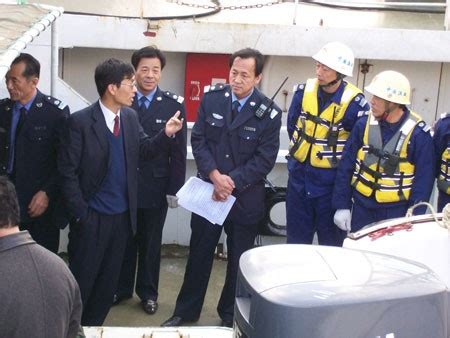 省海洋与渔业执法总队队长张友松带队赴苍南开展海岸线巡查