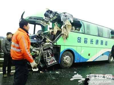 沪宁高速发生车祸致2死20伤 车祸现场直击-热点新闻-墙根网