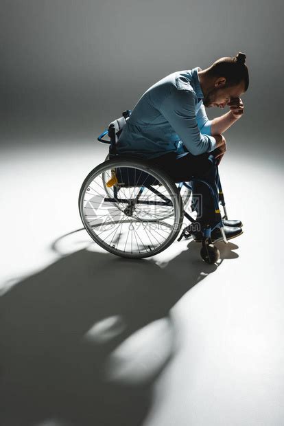 青年残疾男子坐在轮椅上高清图片下载-正版图片502697527-摄图网