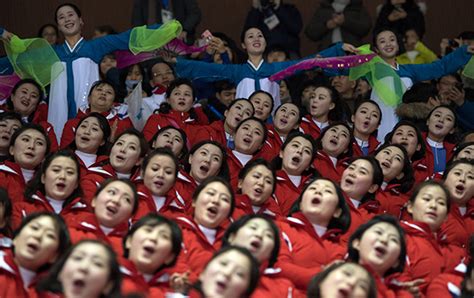 平昌冬奥｜图集：朝鲜拉拉队亮相赛场，戴面具加油助威|拉拉队|朝鲜|助威_新浪新闻