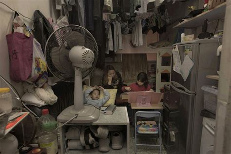 最真实的香港“贫民窟”：三人蜗居十平米房子，为什么不来大陆？|大陆|贫民窟|房子_新浪新闻