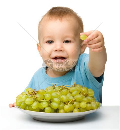 可爱的小男孩吃葡萄高清图片下载-正版图片307868835-摄图网