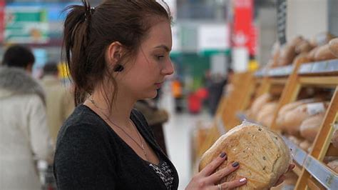 年轻女孩商店买面包高清图片下载-正版图片300001415-摄图网